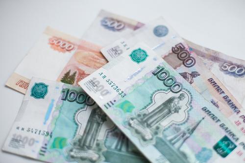 Зарплаты петербуржцев снижаются второй месяц подряд