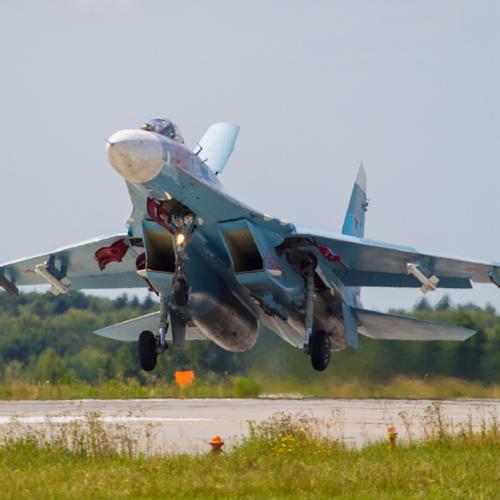 Истребитель Су-27 был поднят над Балтийским морем из-за бомбардировщиков США