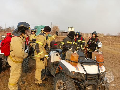 Пожарные тушат пал сухой травы на острове Большой Уссурийский в Хабаровске