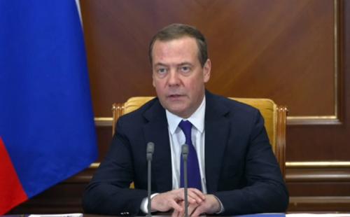 Медведев: Путин поручил продолжить доукомплектование армии контрактниками