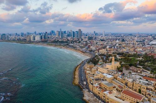 В Тель-Авиве ракета попала в жилой дом, есть пострадавшие