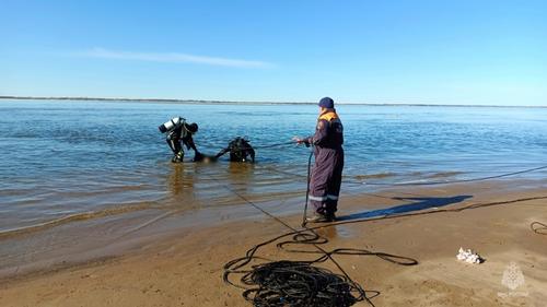 В Хабаровске водолазы в Амуре нашли машину, пропавшую две недели назад