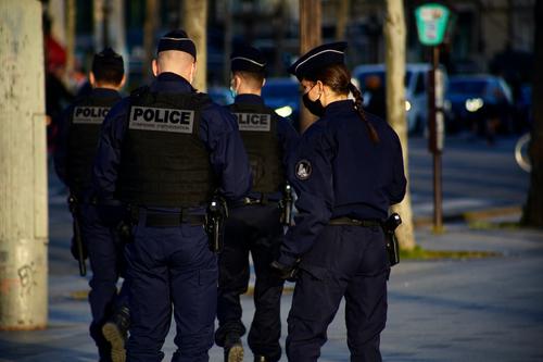 Полиция открыла в Париже огонь по призывающей к терроризму женщине
