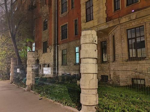 В Петербурге фармакадемия не починила ограду спустя пять лет после трагедии