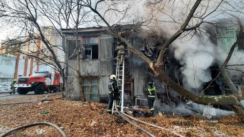 В Хабаровске пожарные спасли двух жителей деревянного дома