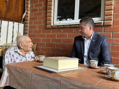 Депутат гордумы Семернин поздравил краснодарца с 95-летием