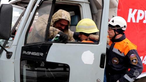 В Хабаровске водителю грузовика понадобилась помощь спасателей МЧС