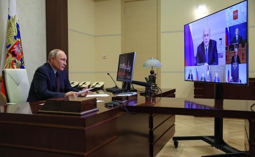 Песков: Путин стал реже ездить за рубеж, так как у него много дел внутри страны