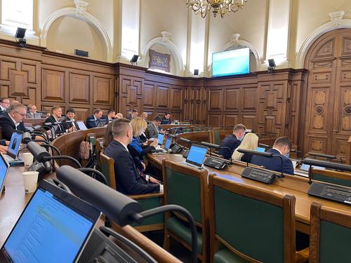 Оппозиционные партии парламента Латвии требуют не создавать институт партнерских отношений