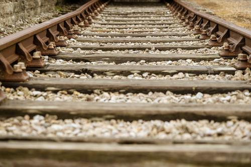 Женщина уснула на путях и чуть не умерла под поездом на Алтае