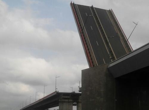 Ладожский мост перекроют из-за разводки 13 ноября