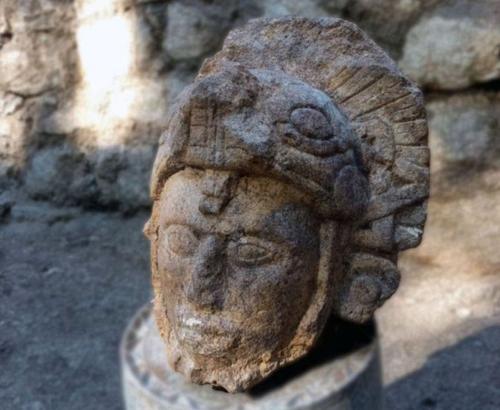 Высеченный из камня древний воин в змеином шлеме найден в Мексике