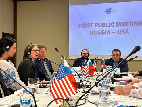 Отношения России и США выясняют общественники
