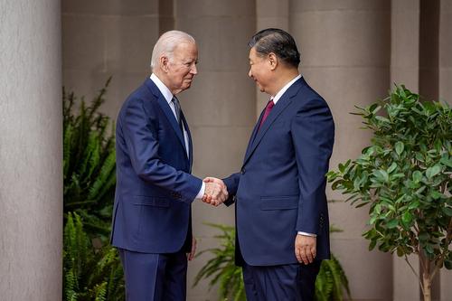 Байден уведомил Си Цзиньпина, что Вашингтон продолжит поставки оружия Тайваню