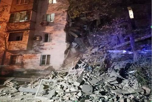 МЧС: в Астрахани под завалами части обрушившегося жилого дома людей нет