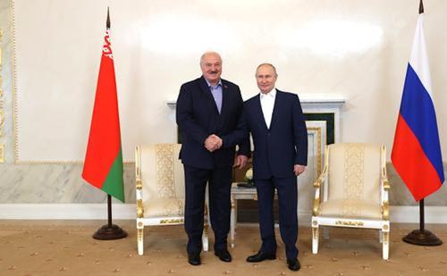 Лукашенко встретил Путина во Дворце независимости, где пройдет саммит ОДКБ
