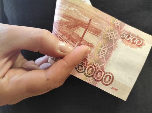 Средняя зарплата в Петербурге превысила 90 тысяч