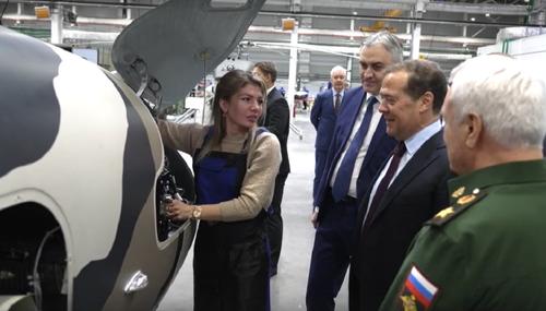 Медведев поставил задачу наладить массовое производство недорогих дронов для СВО