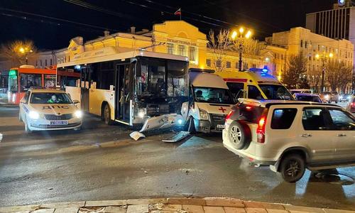 Два медика пострадали при ДТП машины скорой помощи и автобуса в Хабаровске