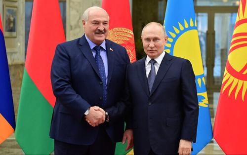 «Пул Первого»: Путин и Лукашенко по завершении саммита ОДКБ пообщались тет-а-тет