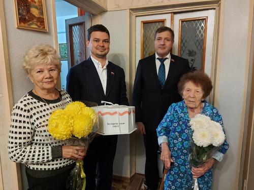 Игорь Брагарник и Павел Шапошников поздравили ветерана ВОВ с Днем матери