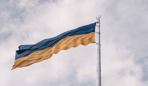 Украинские СМИ: в Киеве заменили порванный ветром главный флаг страны
