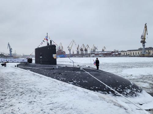 На ДЭПЛ «Можайск» поднят Андреевский флаг 