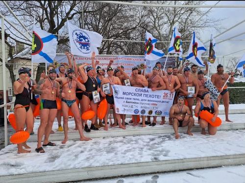 Участников СВО в России поддержали любители зимнего плавания