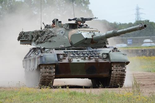 Бойцов, уничтоживших в зоне СВО танк Leopard 1A5, наградили на передовой