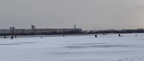 В Челябинской области рыбаки упорно выходят на тонкий лед