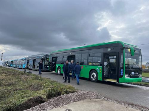 Новый низкопольный автобус проходит испытания в Петербурге
