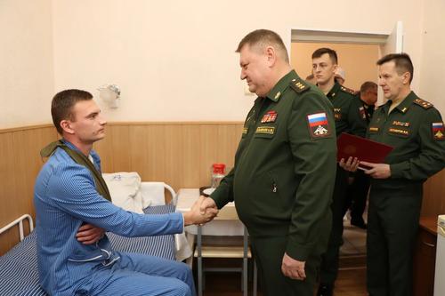 Генерал-полковник Кузьменков вручил государственные награды участникам СВО