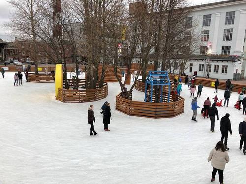 В Санкт-Петербурге открыли самую большую ледовую площадку