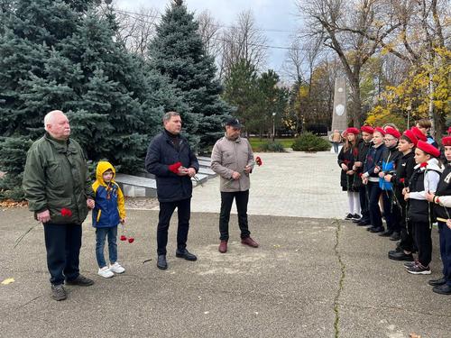 В День Неизвестного солдата в Краснодаре к военным мемориалам возложили цветы