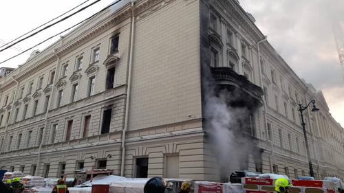 В Петербурге на Театральной площади загорелось здание консерватории