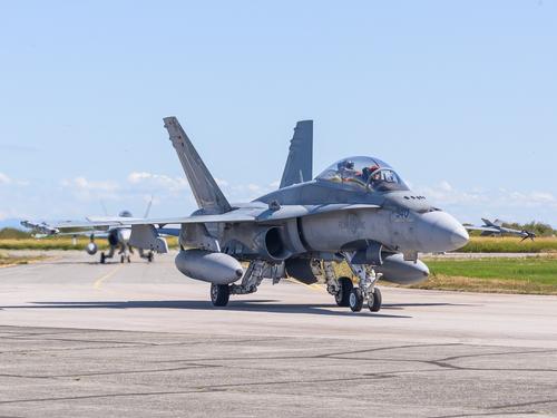 Украина попросила США поставить ей самолеты F-18 Hornet и вертолеты Apache