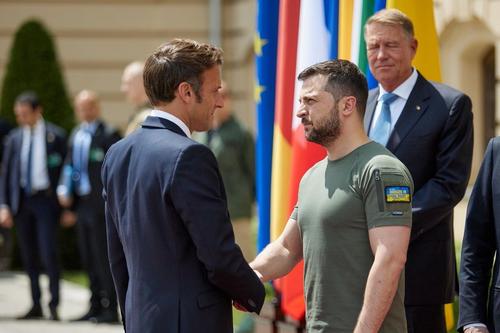 Макрон на фоне критики Орбаном Украины пообещал ей поддержку Франции
