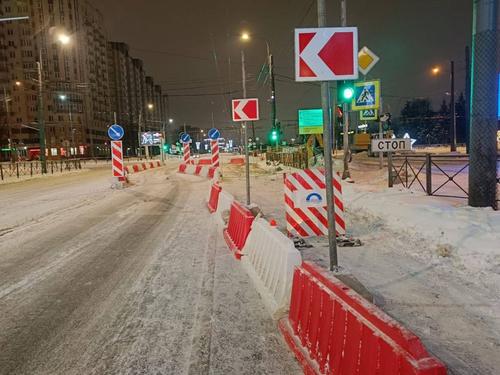 На проспекте Ветеранов ограничено движение из-за прорыва трубы