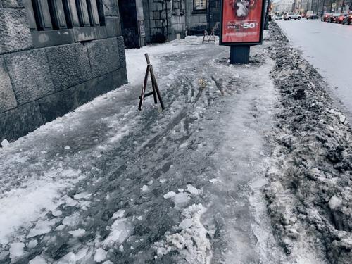 Петербуржцы столкнулись с ледяной полосой препятствий на дорогах