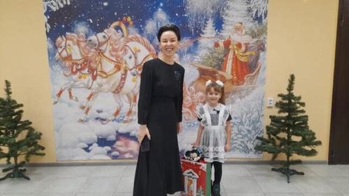 Депутат ЗСК Очкаласова поздравила с наступающим Новым годом дочь бойца СВО