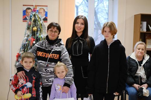 Депутат ЗСК Галина Головченко передала подарки юным жителям Прикубанского округа