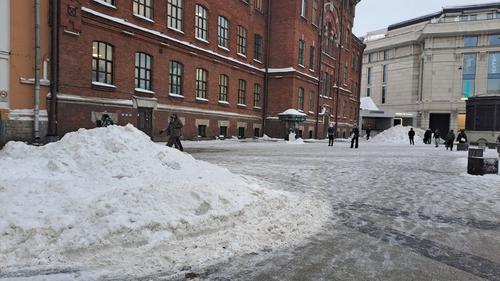 Глыба льда упала на коляску с ребёнком в Петербурге