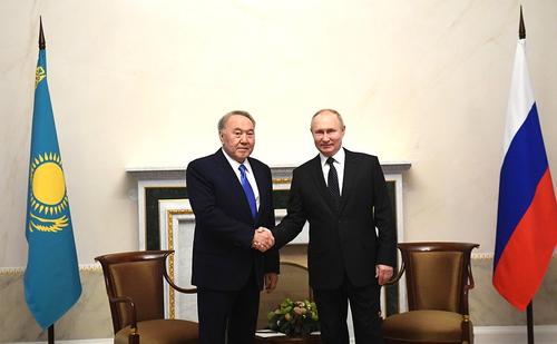 Песков подтвердил: Путин провел частную встречу с Назарбаевым в Москве