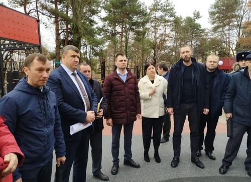 Депутат Дмитрий Инаятов помог установить инклюзивную площадку в парке Краснодара