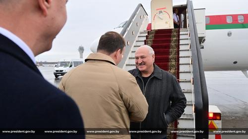 Лукашенко шутливо объяснил отсутствие волос тем, что в мороз не носит шапку