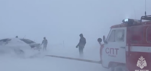В Челябинской области сотрудники МЧС сражаются со снежной стихией