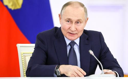 Путин: для привлечения мужчин к работе учителями в школах надо повышать зарплату