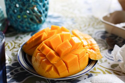 В Роспотребнадзоре рассказали, что у манго должна быть гладкая кожура