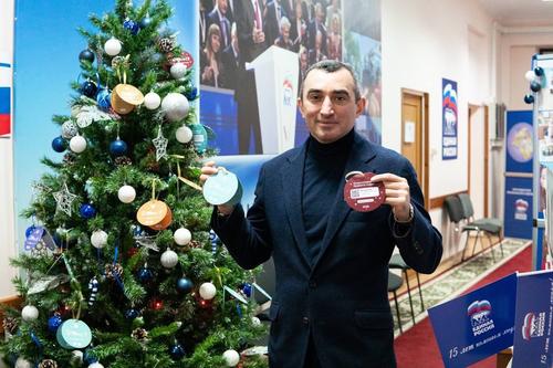 Депутат ЗСК Борис Юнанов исполняет желания детей в рамках акции «Елка желаний»