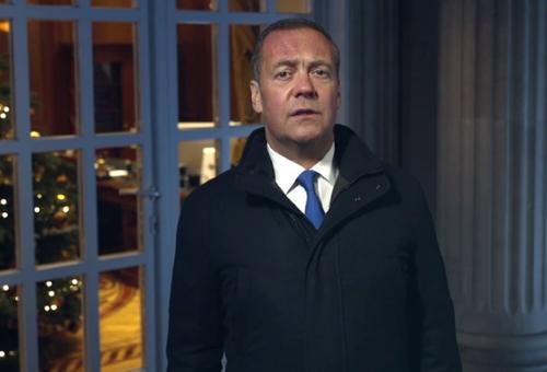 Медведев в своем поздравлении назвал целью на 2024 год полный разгром неофашизма